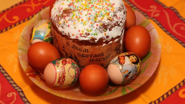 Кулич и пасхальные яйца.