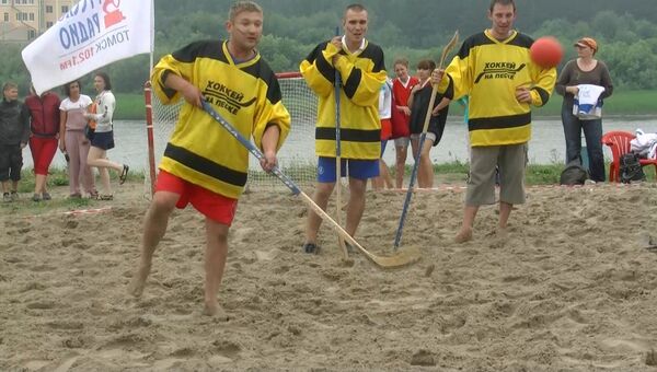 Дождь не помешал провести IX турнир по хоккею на песке в Томске