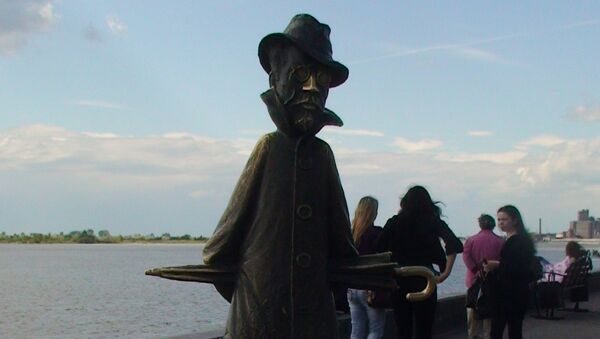 Памятник Антону Чехову на набережной реки Томи