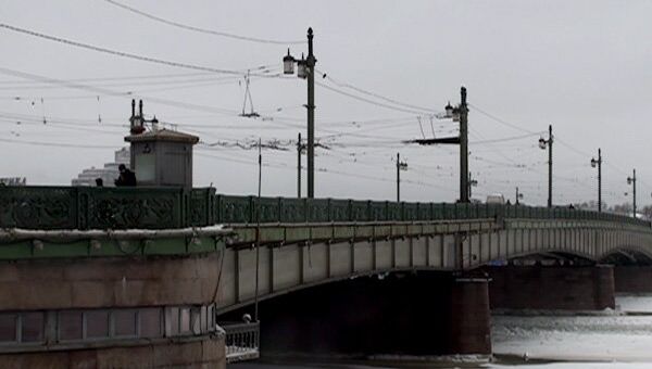 Литейный мост в Петербурге готовится к пробной разводке. Архивное фото