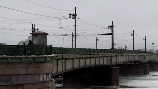 Литейный мост в Петербурге готовится к пробной разводке