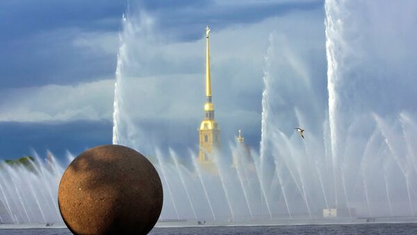 Танцующий фонтан на стрелке Васильевского острова . Архивное фото