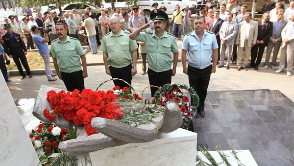 Возложение цветов к памятнику курсантам училища связи