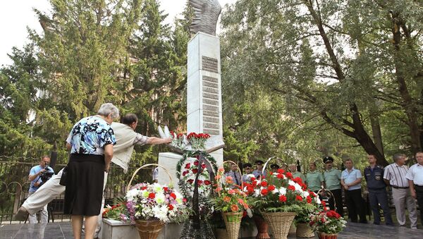 Возложение цветов к памятнику курсантам училища связи