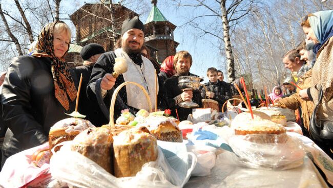 Освящение пасхальных куличей. Архив