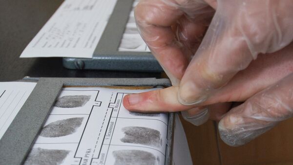 Снятие отпечатков пальцев у мигрантов. Архив 
