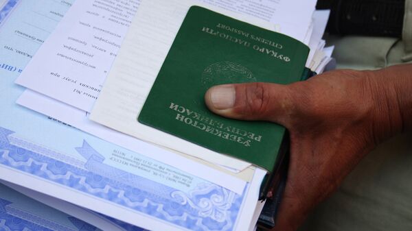 Документы мигрантов, ожидающих получения разрешения на работу. Архивное фото