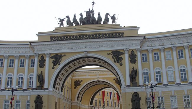 Арка Главного штаба на Дворцовой площади в Санкт-Петербурге. Архив