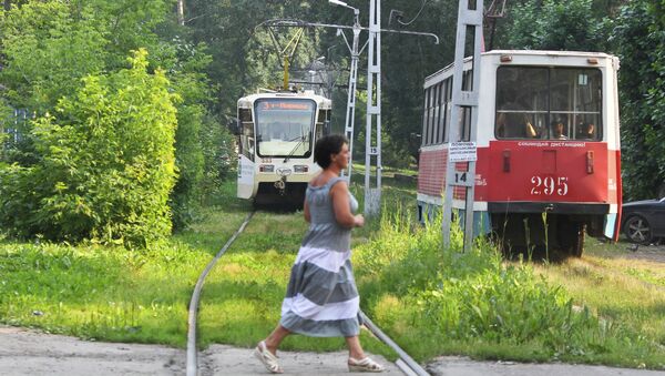 Женщина переходит трамвайные пути на улице Советская в Томске