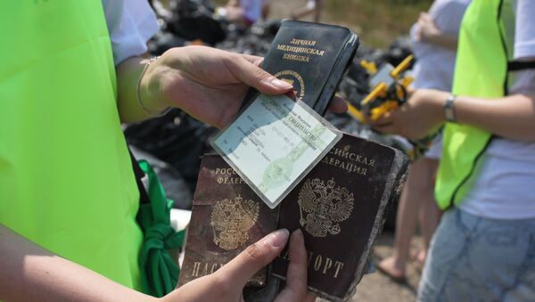 Волонтеры в Томске во время акции Чистый берег нашли паспорта и другие документы
