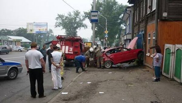Автомобиль врезался в дом в историческом центре Томска