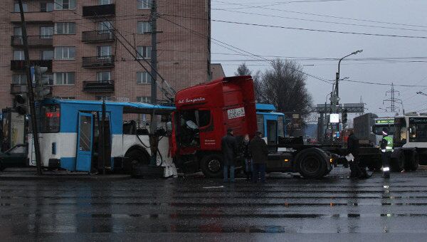 Столкновение фуры Scania и троллейбуса в Петербурге