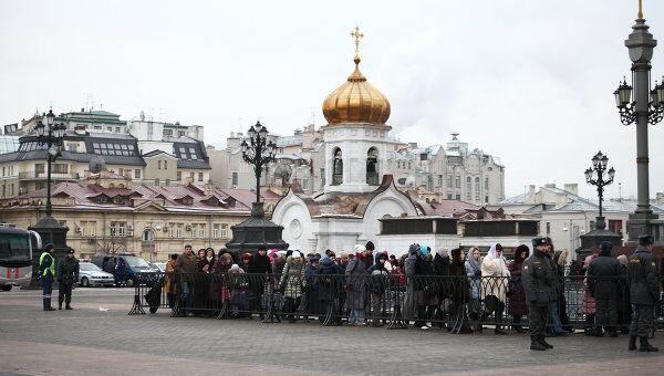 Московские власти взяли под контроль очередь в Храм Христа Спасителя