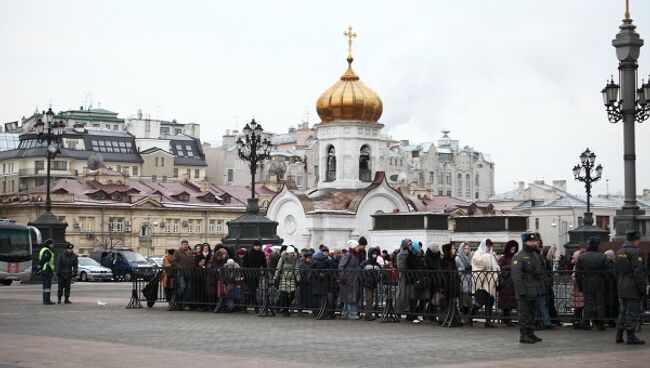 Московские власти взяли под контроль очередь в Храм Христа Спасителя