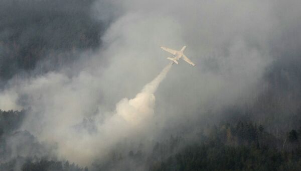 Самолет-амфибия Бе-200 во время тушения пожара. Архивное фото
