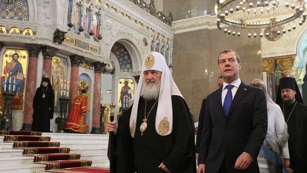 Дмитрий Медведев и патриарх Кирилл осматривают Морской собор в Кронштадте. Архив