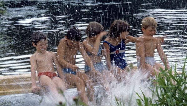 Дети во время купания