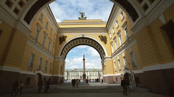 Вид на Эрмитаж и Александровскую колонну через арку Главного штаба. Архивное фото