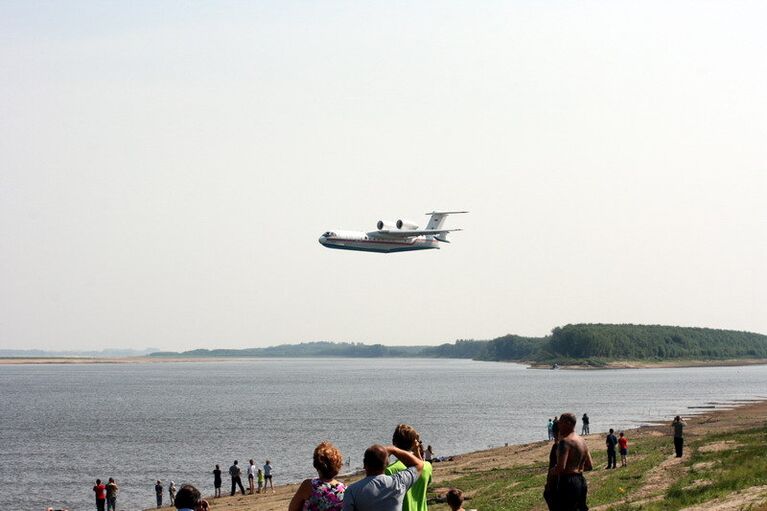 Бе-200 тушит пожары в Александровском районе