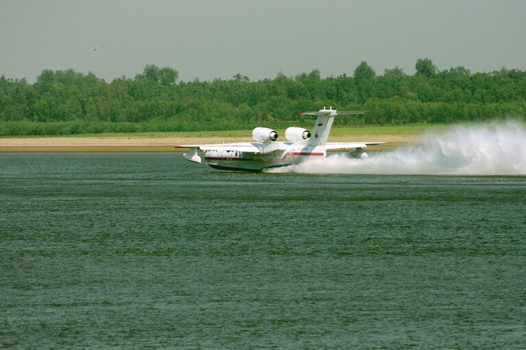 Бе-200 тушит пожары в Александровском районе