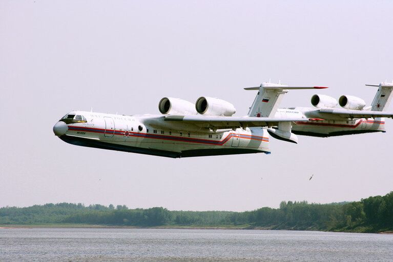 Бе-200 тушит пожары в Александровском районе