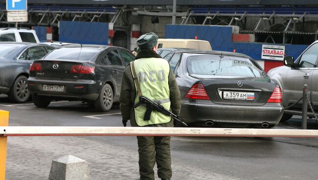 Сотрудник ФСО на автомобильной стоянке. Архив 