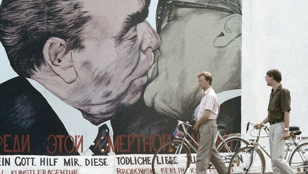 Граффити, копирующее знаменитый снимок Барбары Клемм, на уцелевшем участке Берлинской стены. Архив