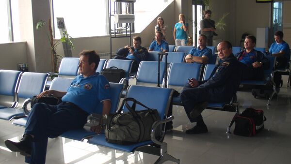 Сотрудники МЧС ожидают в аэропорту ТОМСК вылета самолета