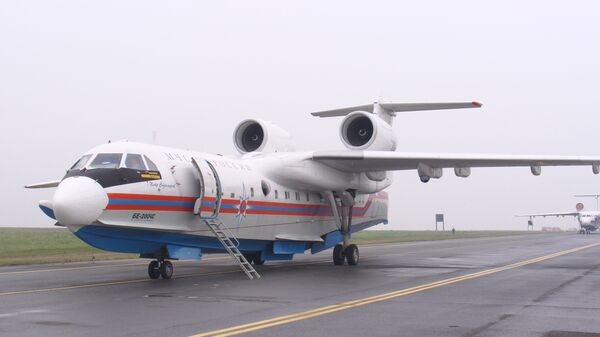 Самолет Бе-200 в томском аэропорту
