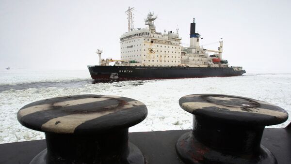 Атомный ледокол Вайгач проводит караван судов в Финском заливе