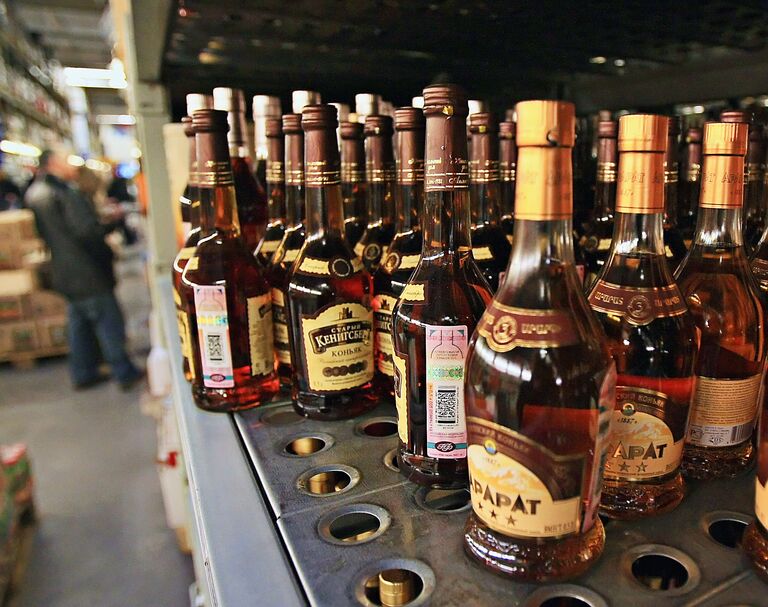 Прилавок со спиртными напитками в магазине Прилавок со спиртными напитками в магазине