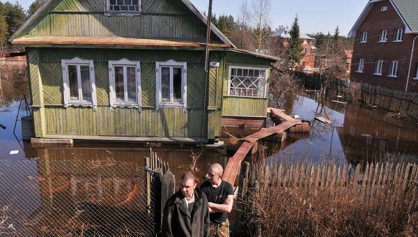 Подтопление домов в Ленинградской области в результате весеннего паводка на реке Тосна. Архив