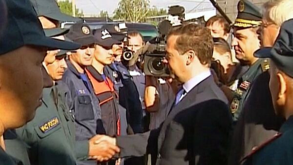 Медведев пожал руки томским пожарным, спасшим людей от огня в лесу