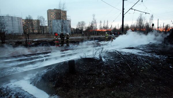 Пожар в районе Ручьевой нефтебазы в Санкт-Петербурге