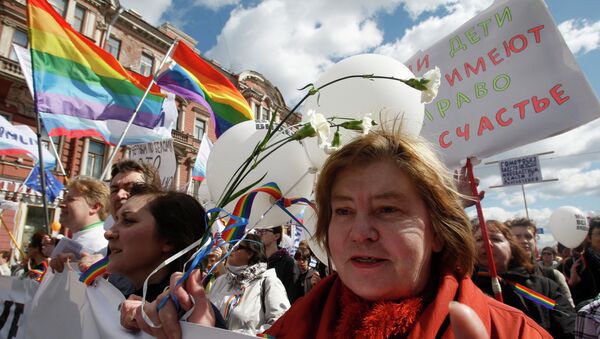 Колонна ЛГБТ-активистов на первомайском шествии в Санкт-Петербурге. Архив