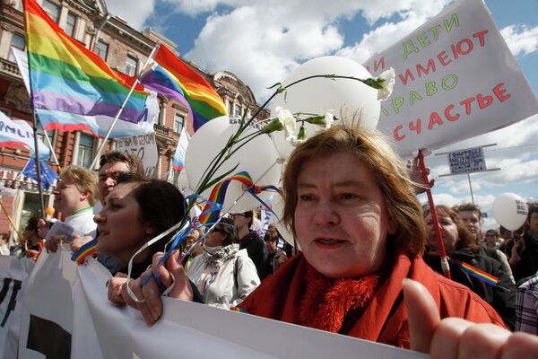 Колонна ЛГБТ-активистов на первомайском шествии в Санкт-Петербурге