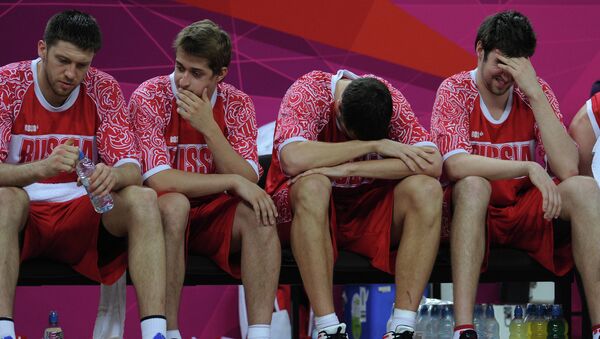 Игроки сборной  на скамейке запасных в полуфинальном матче на ХХХ летних Олимпийских играх в Лондоне