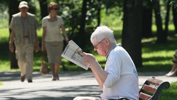 Мужчина читает газету. Архив