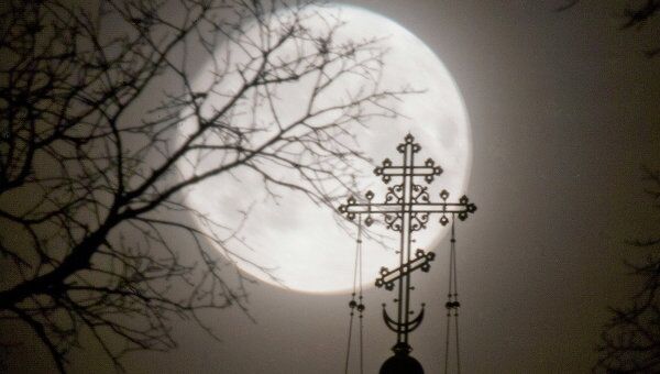 Полная луна во время над Спасом на крови в Санкт-Петербурге. Архив