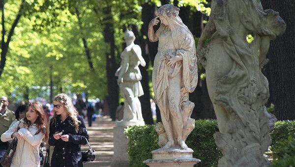 Статуи в Летнем саду Санкт-Петербурга.Архив