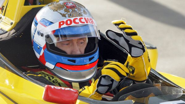 Премьер-министр РФ Владимир Путин попробовал себя в роли пилота Формулы-1. Архив