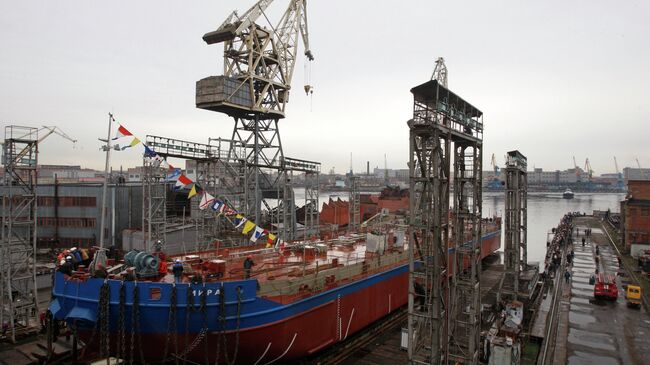 Спуск на воду нового судна на Балтийском заводе. Архив