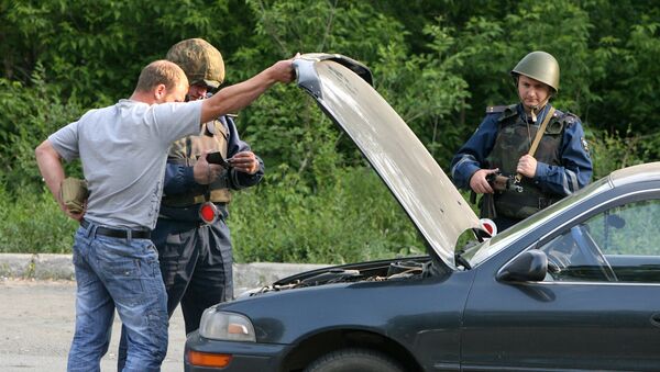 Сотрудники полиции проверяют документы у водителя автомобиля