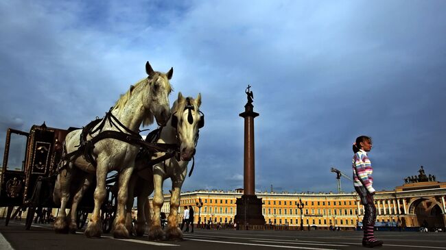 Дворцовая площадь Санкт-Петербурга. Архив