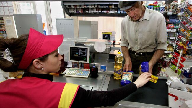 Покупатель в продуктовом магазине. Архивное фото