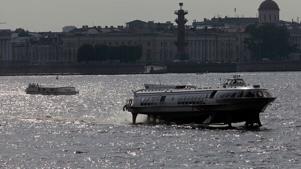 Пассажирское судно на подводных крыльях Метеор на реке Неве в Санкт-Петербурге. Архивное фото