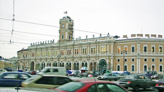 Автомобили у Московского вокзала в Санкт-Петербурге. Архив