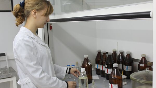Сотрудница лаборатории каталитических исследований (ТГУ), где была разработана новая технология получения глиоксаля.