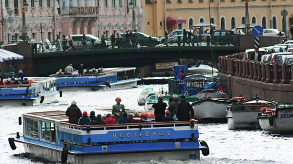 Движение судов по реке Фонтанке в Санкт-Петербурге. Архивное фото