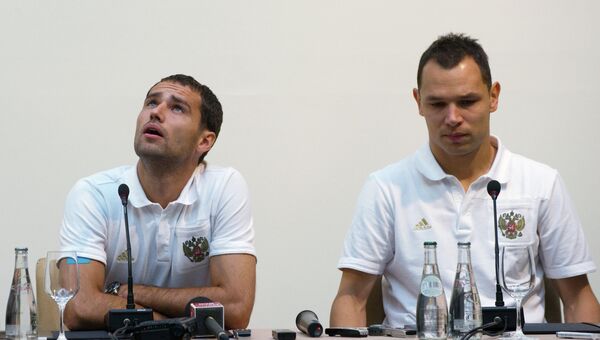 Футболисты Роман Широков и Сергей Игнашевич (слева направо). Архив